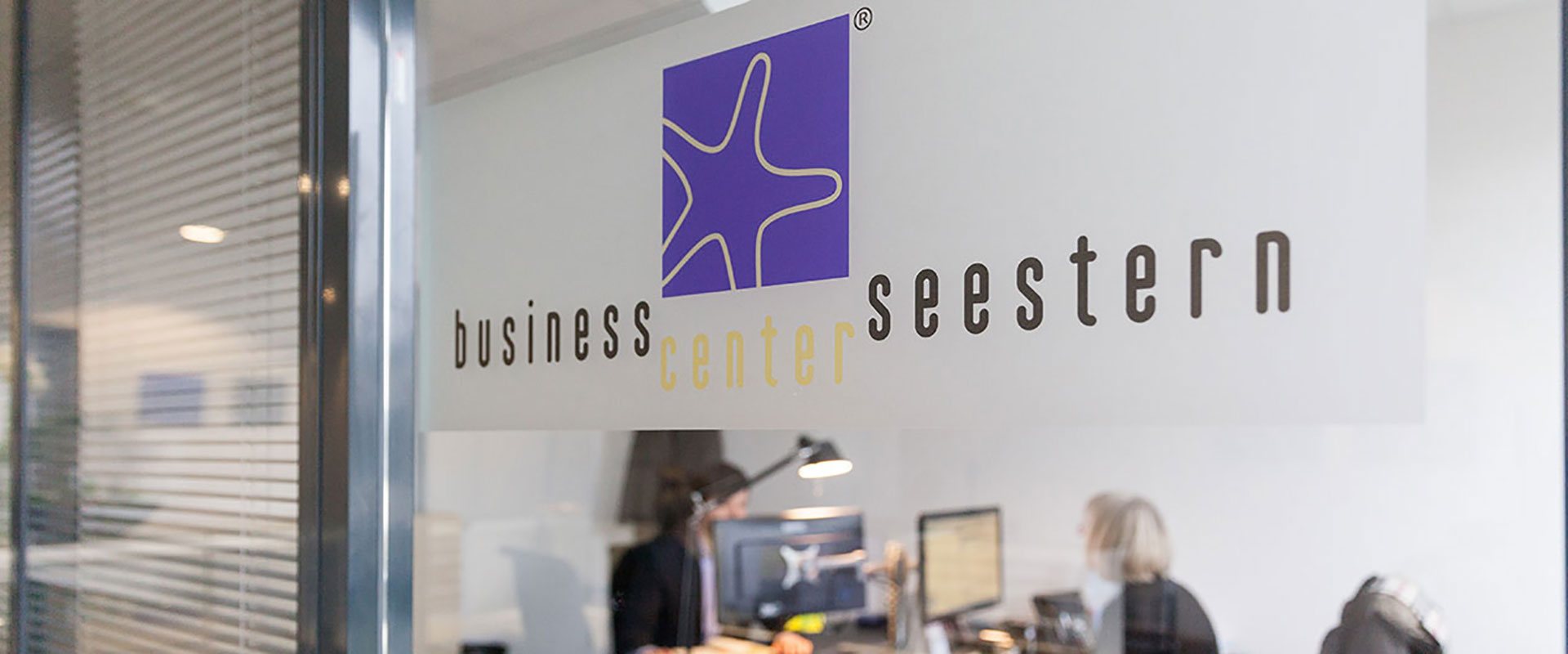Logo des Business Center Seestern an Fenster im Büro
