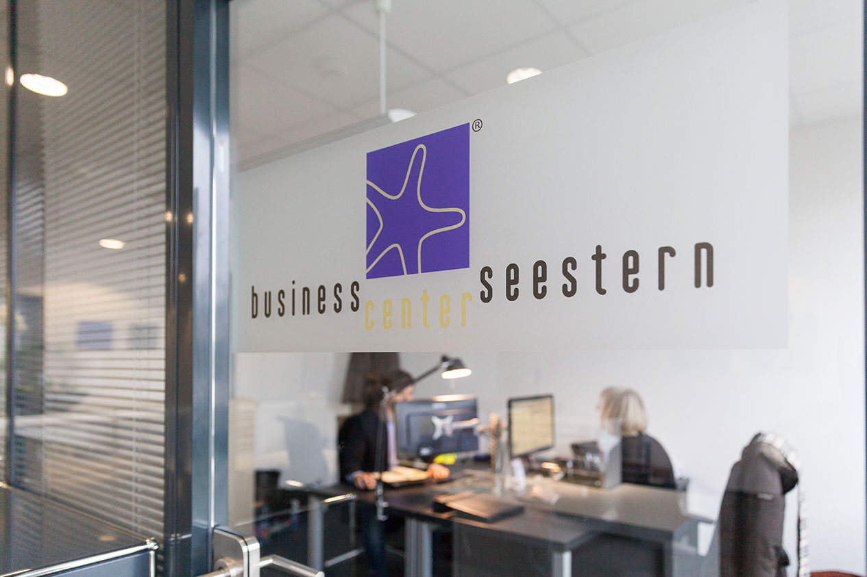 Logo des Business Center Seestern an Fenster im Büro